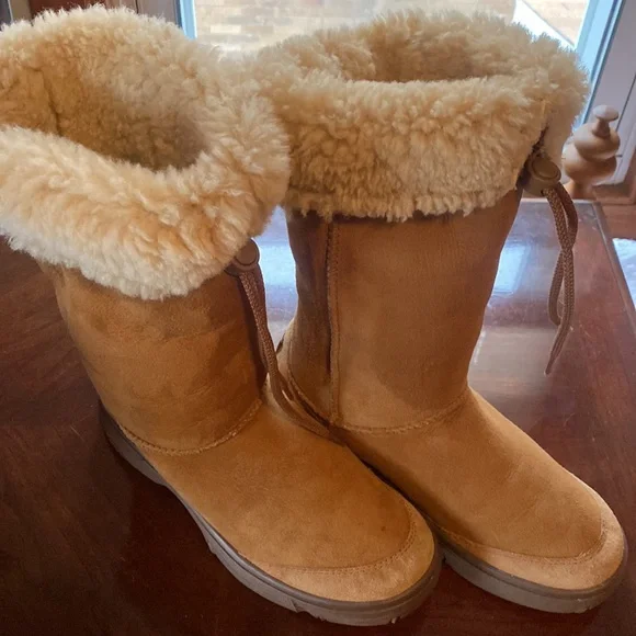 🦊Ugg great condition. Perfect and durable winter boot. Comfortable to wear. - Picture 9 of 11